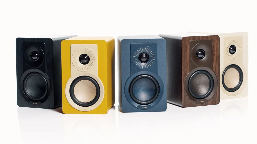 De kupid serie speakers van Dali naast elkaar met de verkrijgbare kleuren zoals walnoot, blauw, geel