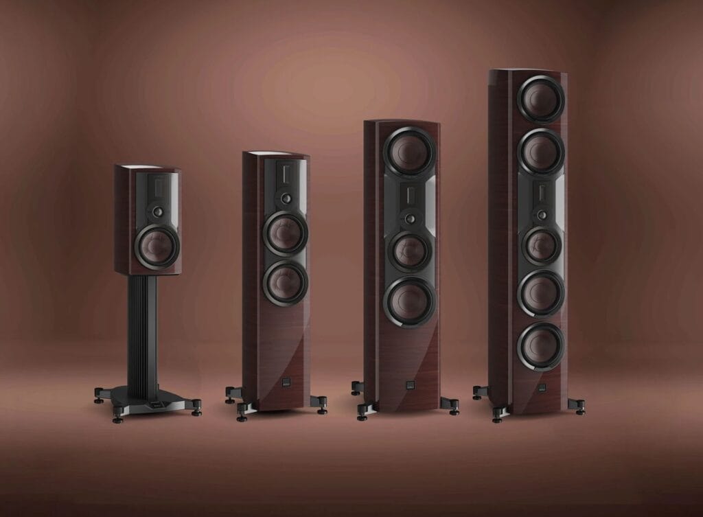 de Epikore serie van Dali in de verschillende formaten. 4 Speakers in de maroon kleur. Overgaauw leiden
