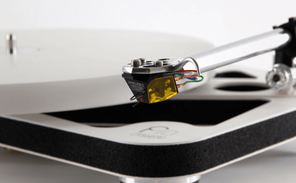 REGA PLANAR 10 met ALPHELION 2 MC wit platenspeler