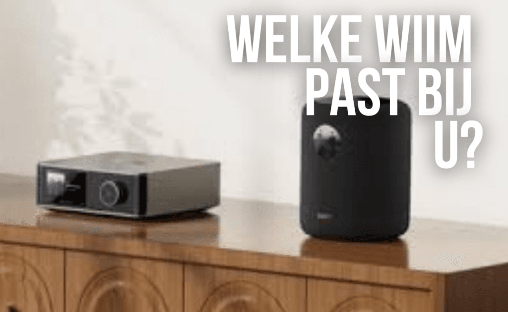 wiim streamer met display en een speaker met streaming ingebouwd met display in het zwart op een kastje zodat je ziet hoe compact de streamers zijn