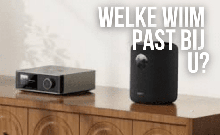 wiim streamer met display en een speaker met streaming ingebouwd met display in het zwart op een kastje zodat je ziet hoe compact de streamers zijn