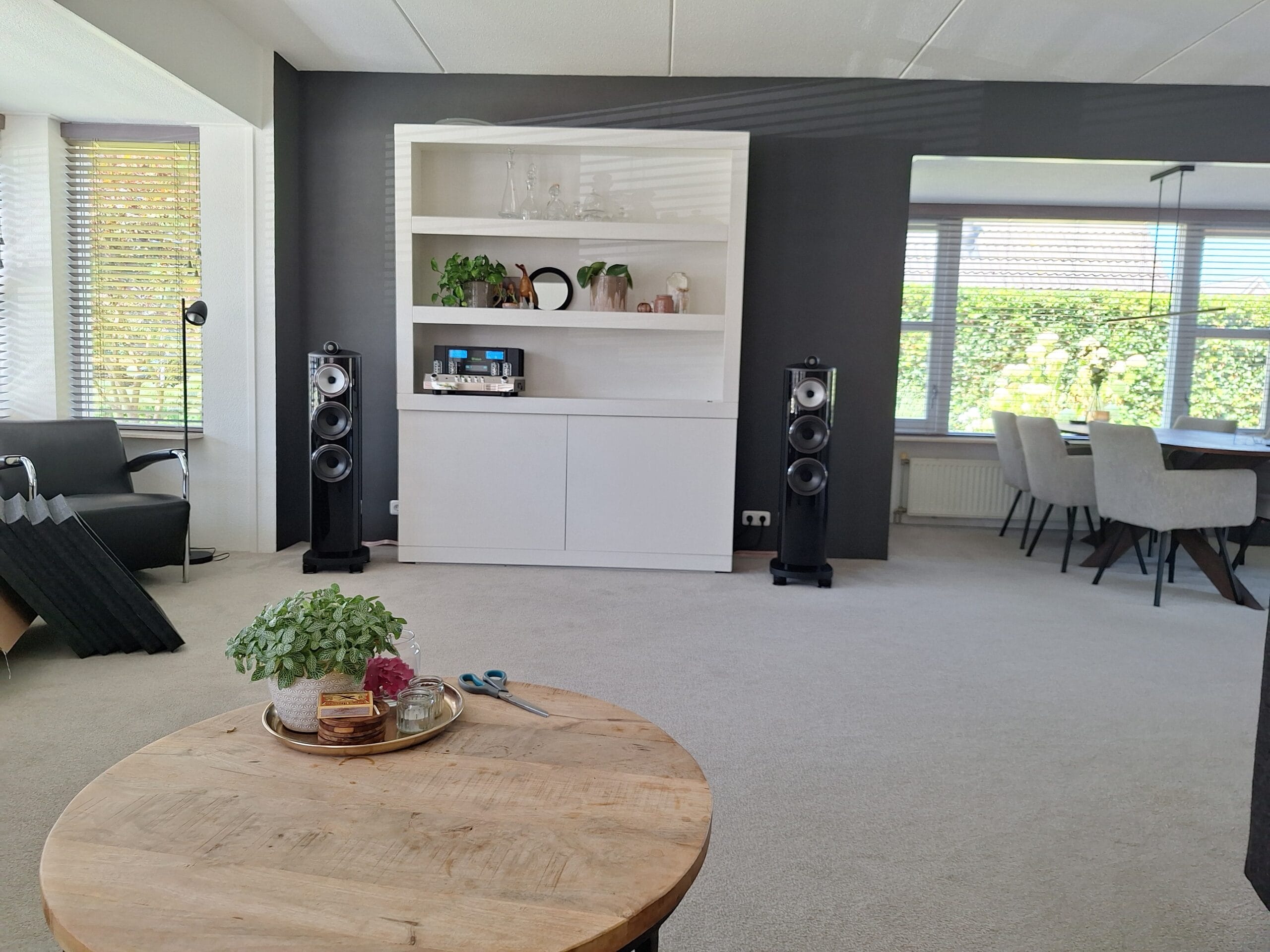 ma352 mci ntosh versterker bij een klant met bowers & wilkins speakers in zijn woonkamer geplaatst
